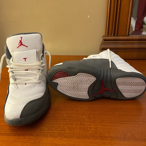 Youth size Jordan sneakers - Picture 3 of 3
